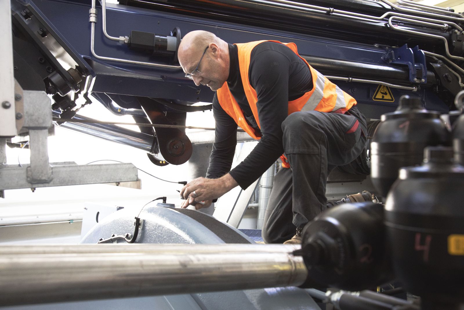 Bachmann provides highly accurate Structural Health Monitoring measurements that optimize Lifetime Extension. This shows a Bachmann service team assembling an acceleration sensor.